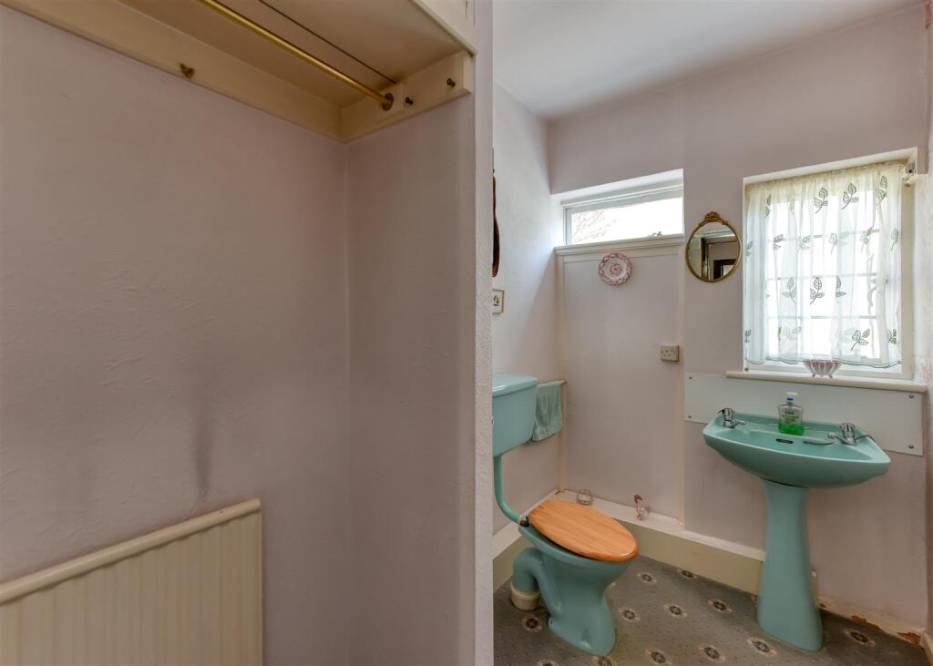 40 Castlecroft Gardens-cloaks.jpg