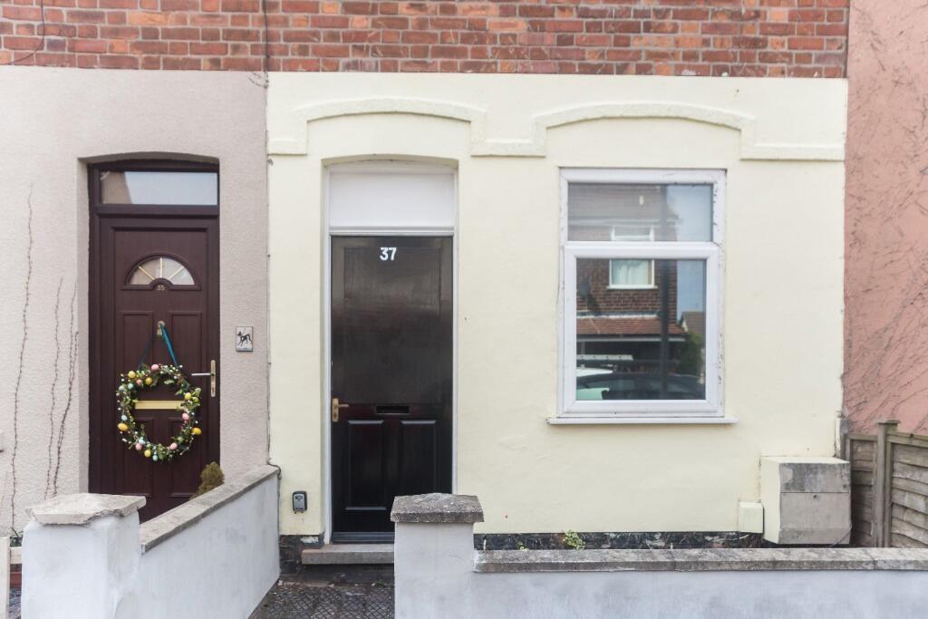 Charming front view of a well-maintained proper...