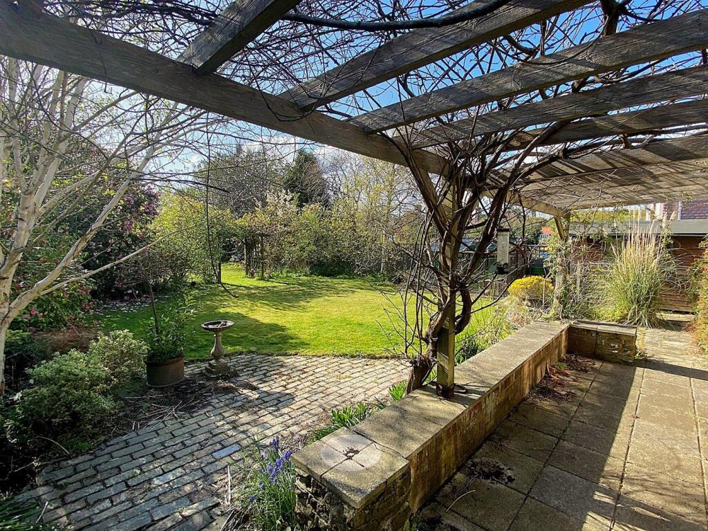 6 Southcourt Ave - GArden7.jpg