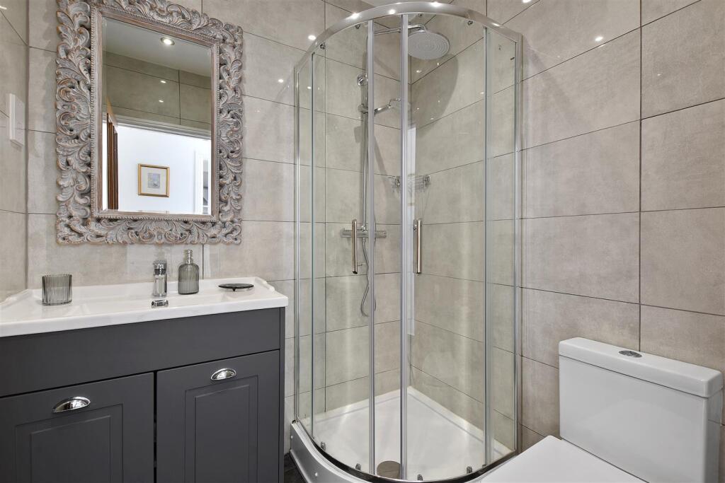 15-5900GCWT - 27 Furness Road - Shower -Original (