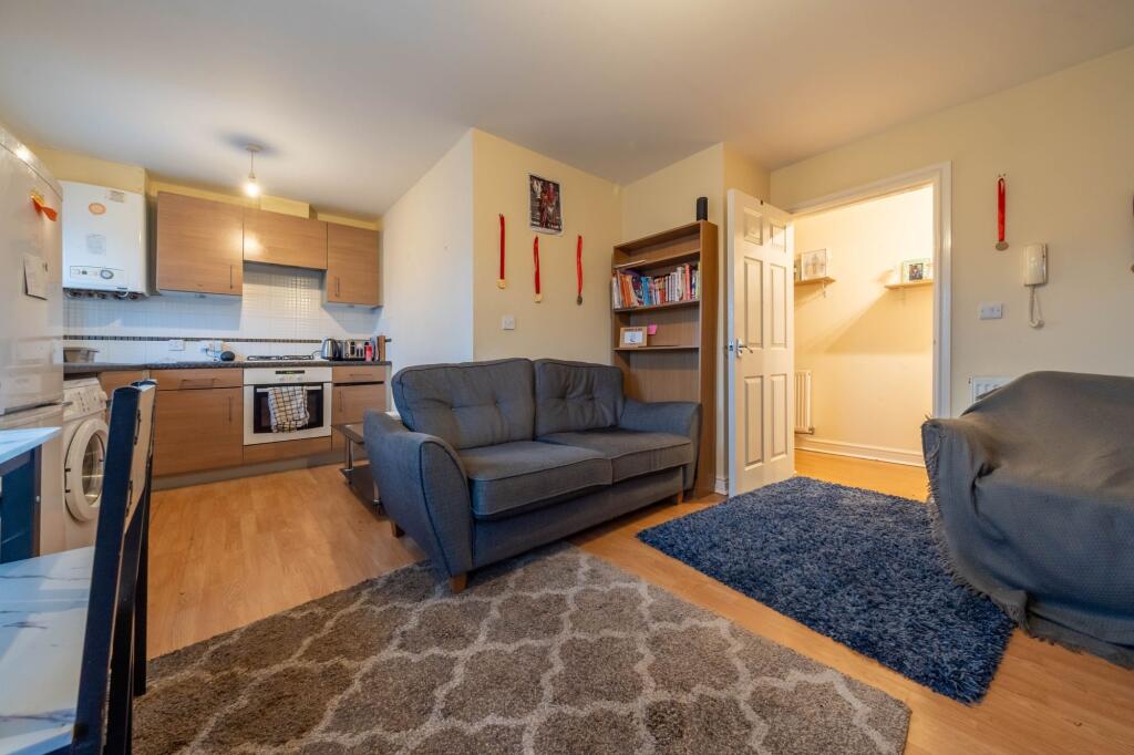 OPEN PLAN LIVING AREA
