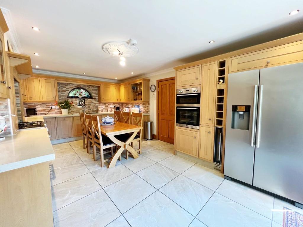 Kitchen 2.jpg