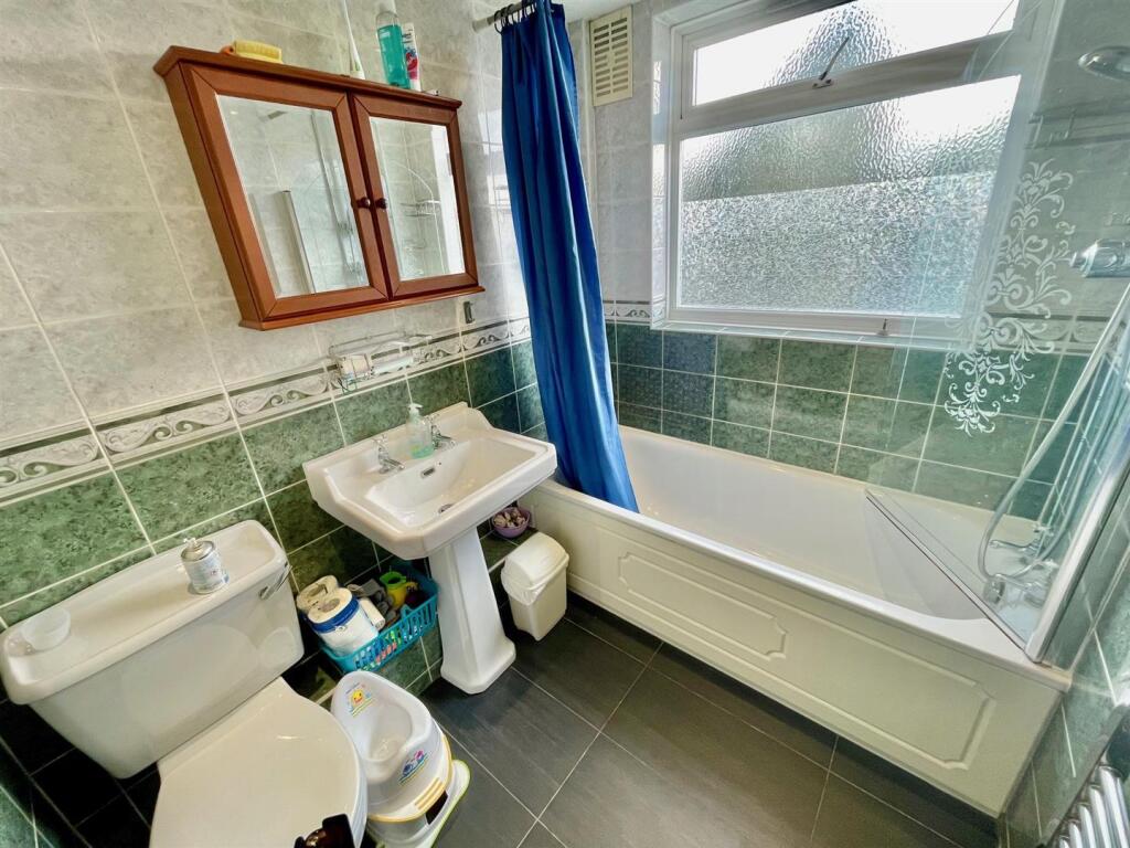 17 Laurel Ave Bathroom.jpg
