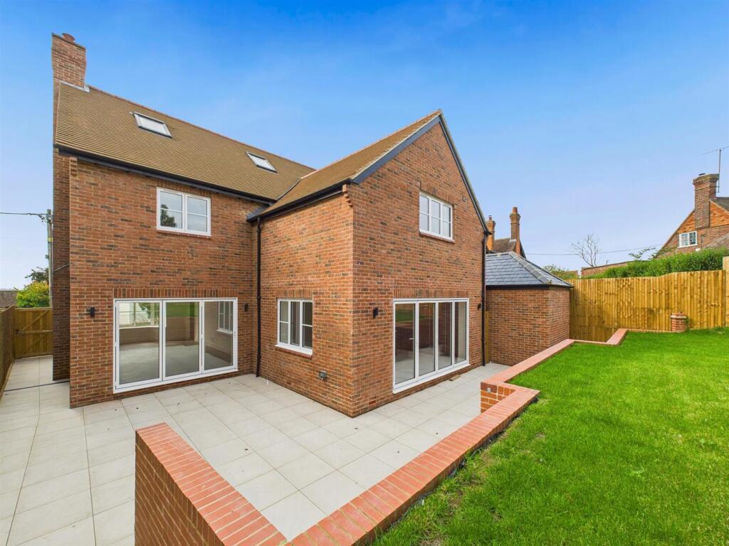 CAM04907G0-PR0340-STILL035.jpg