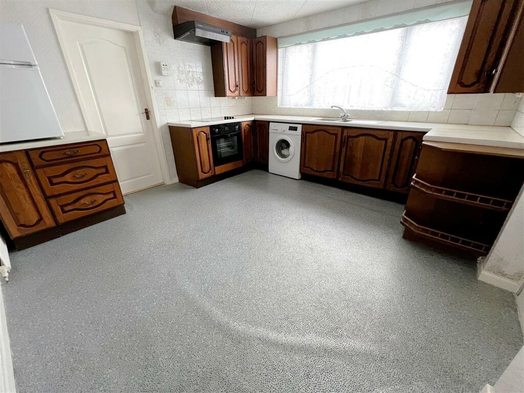 KITCHEN/BREAKFAST ROOM