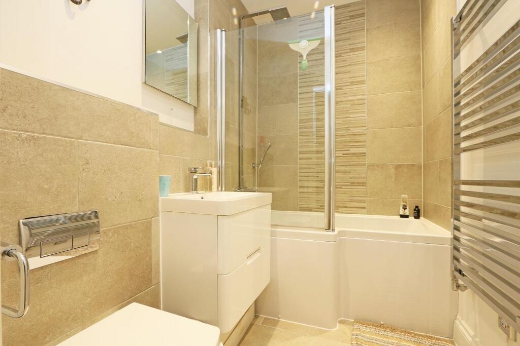 3 Bronsor House bathroom.jpg