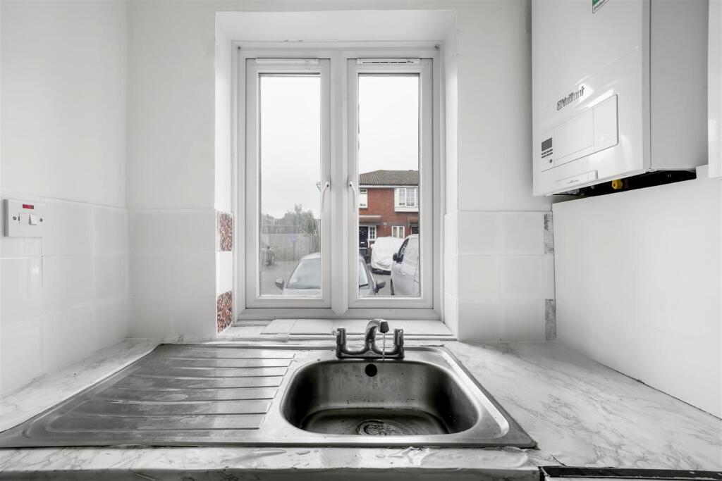 Rolvenden Place, N17