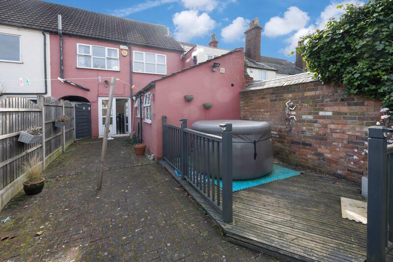 REAR GARDEN PAVED/DECKING AREA
