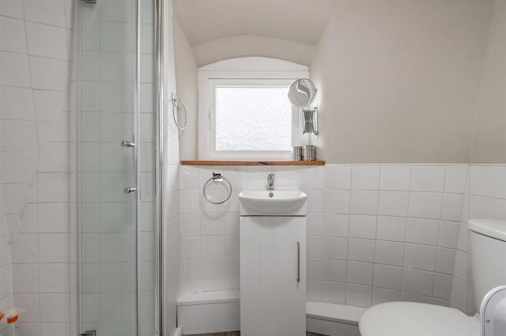 EN-SUITE SHOWER ROOM
