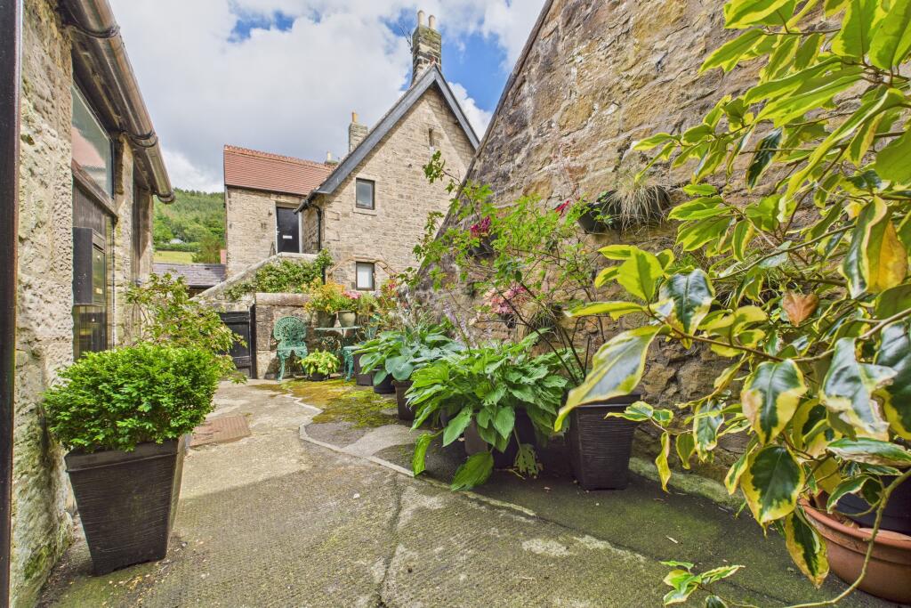 CAM04201G0-PR0099-STILL021