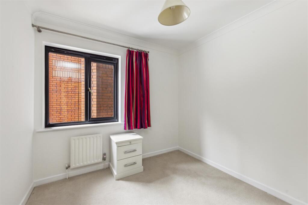 Flat-9-Fairlawns-Laustan-Close-GU1-2QU-10.jpg