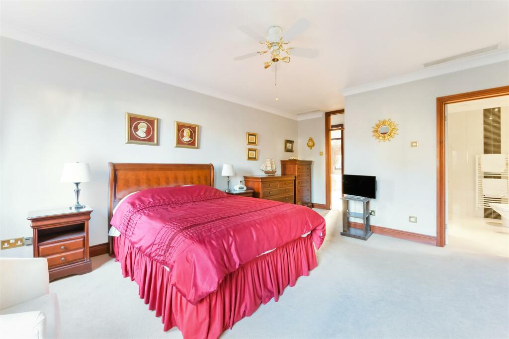 ACORN GROVE, 9 INTERNALS- (4).jpg