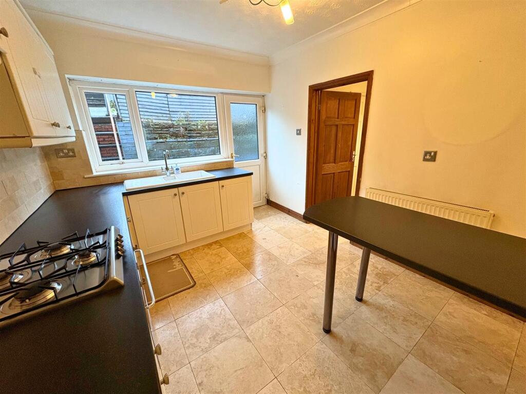 Kitchen d (edit).jpg