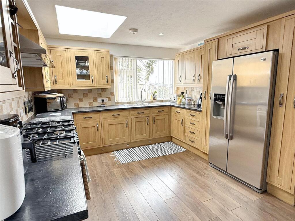 KITCHEN/BREAKFAST