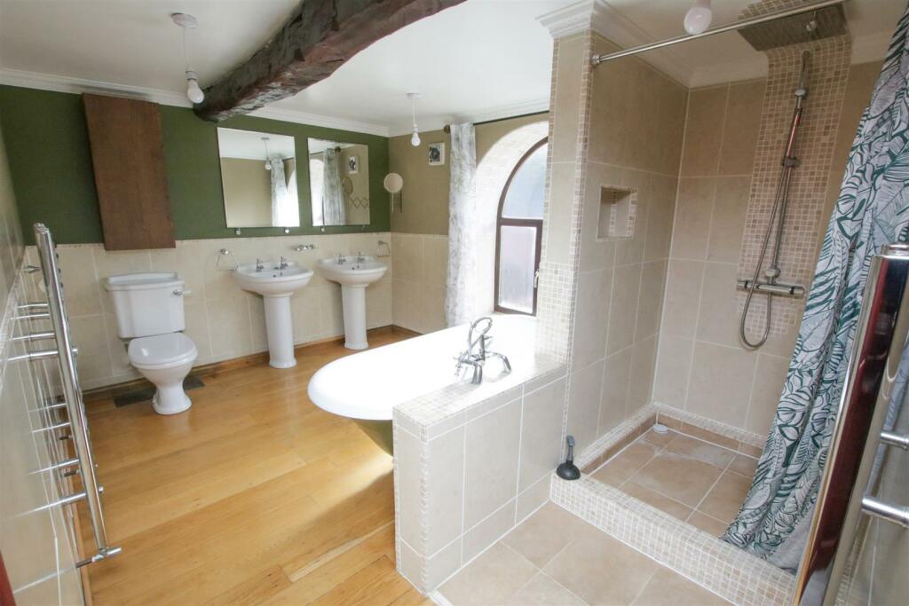 EN SUITE BATHROOM