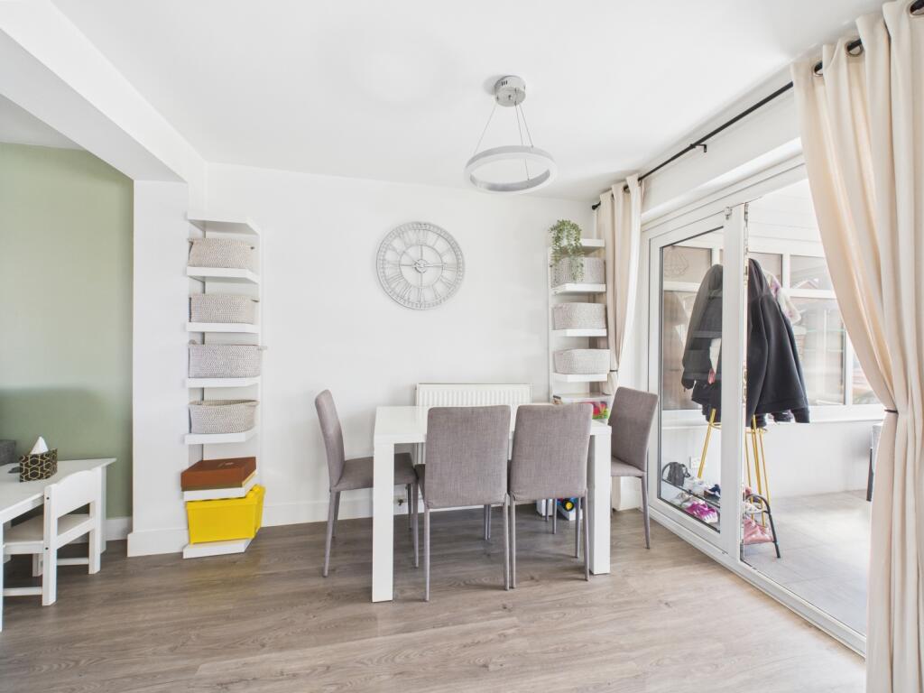 CAM03729G0-PR0032-STILL012