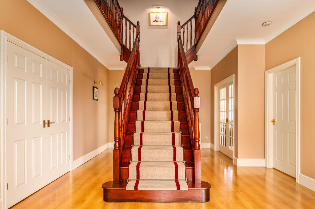 Entrance/staircase 