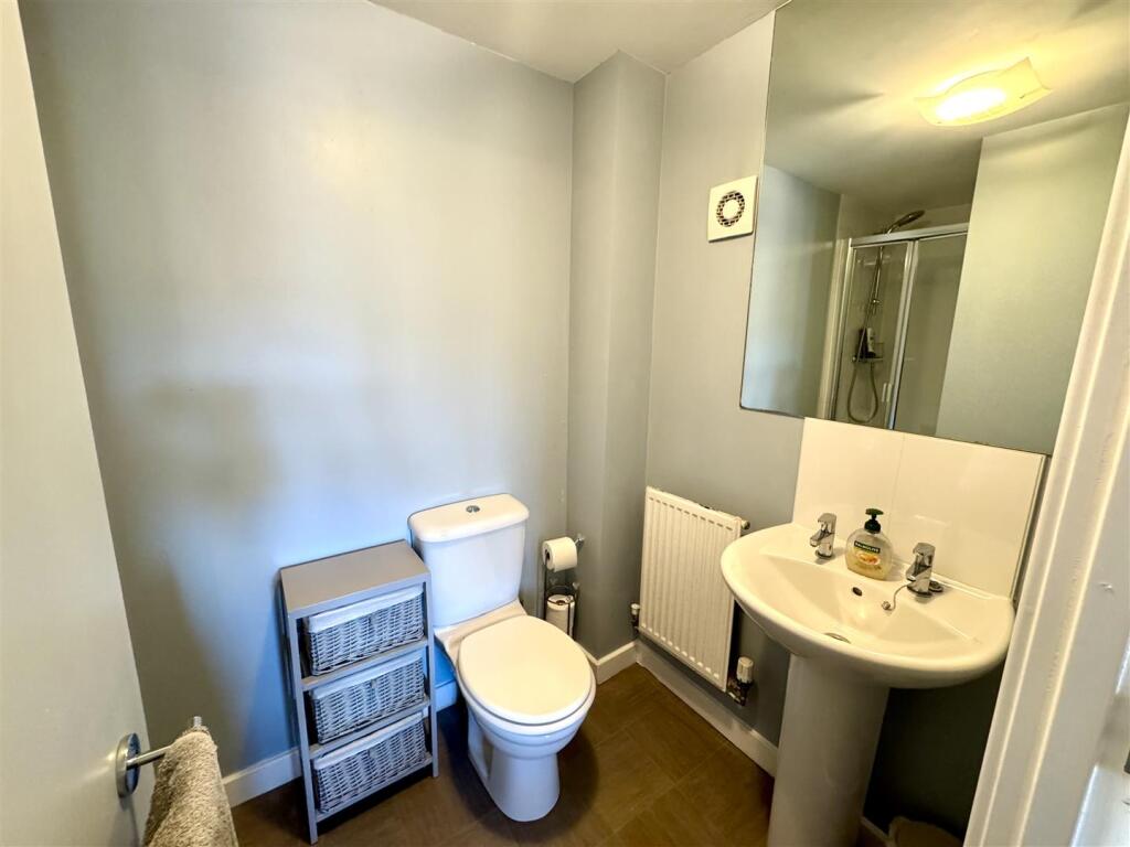 EN-SUITE SHOWER ROOM