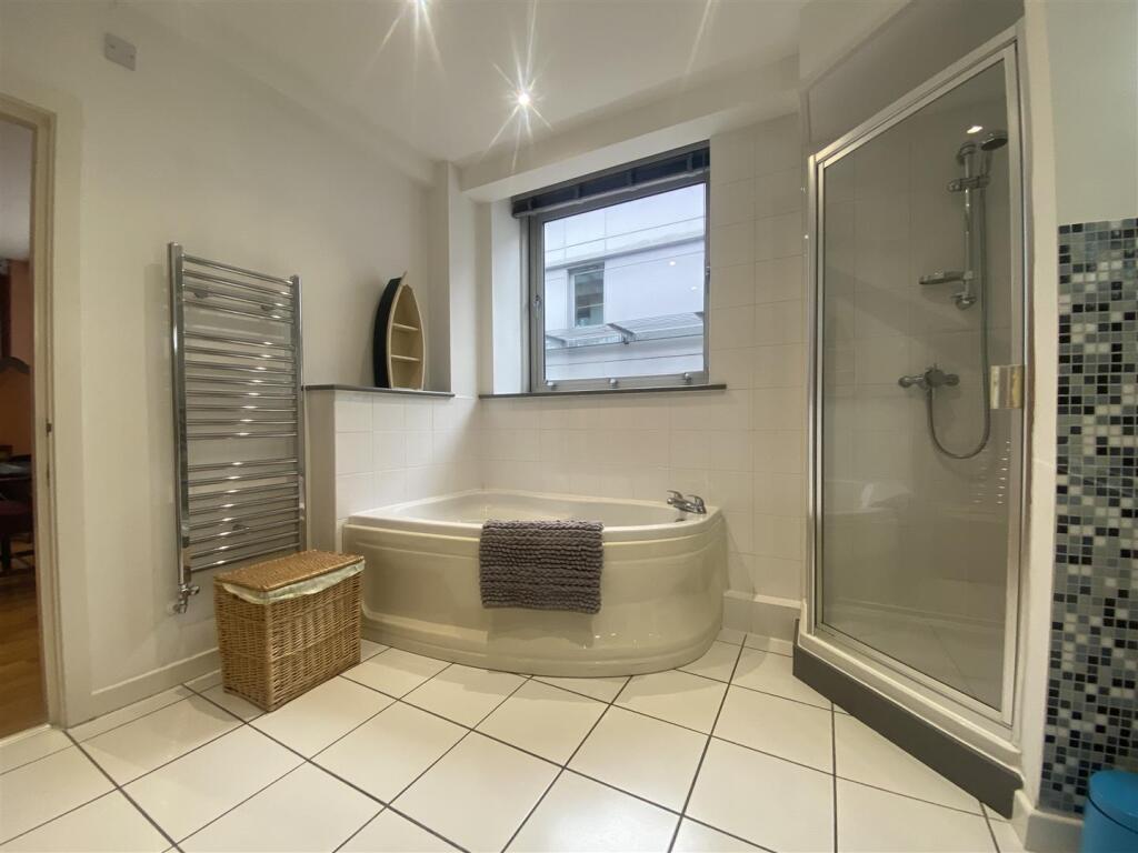 1st Bathroom (3).jpeg