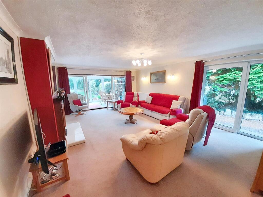 Living room 1 new.jpg