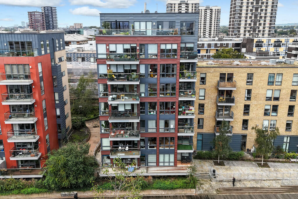 EXTERIOR STRAIGHT