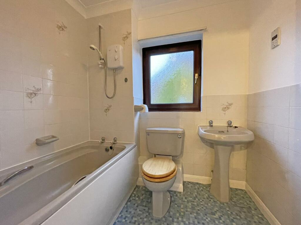 Ashtree Close 2 Bathroom.jpg