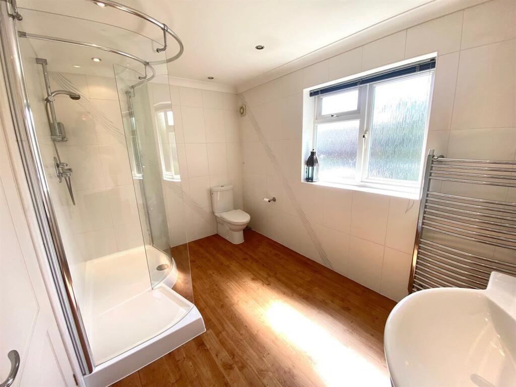 Bathroom 2.jpg