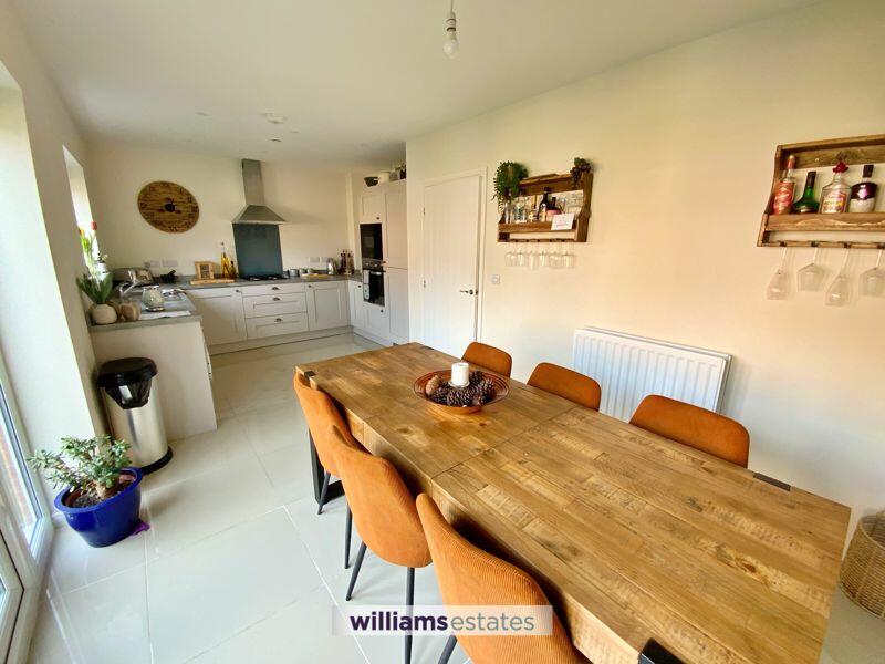 Kitchen/ Breakfast Room 