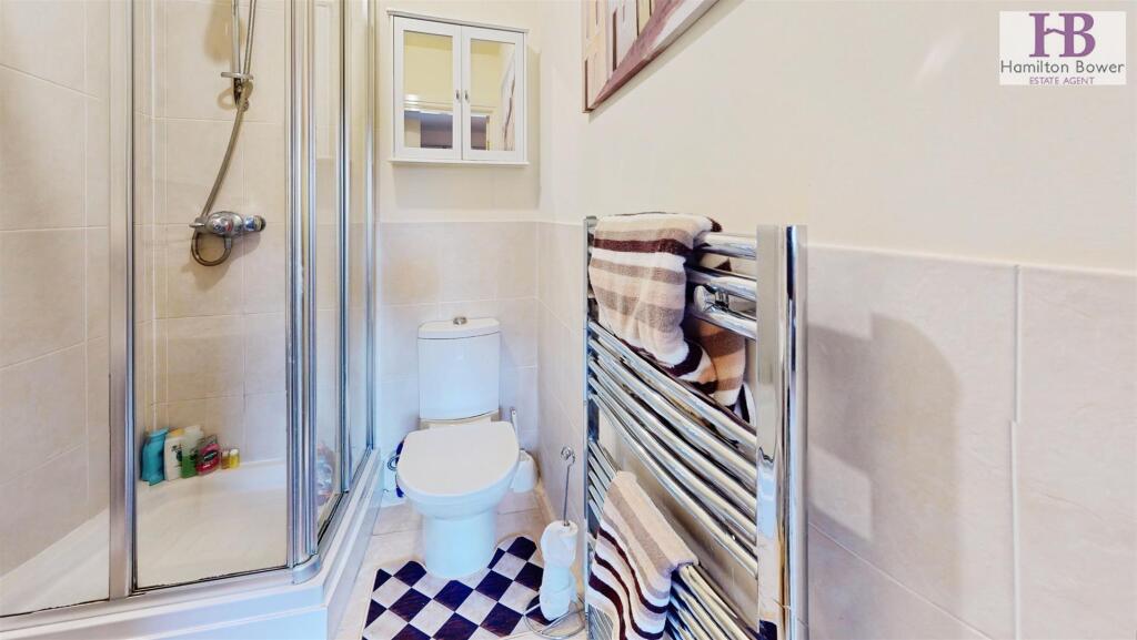 EN-SUITE SHOWER ROOM