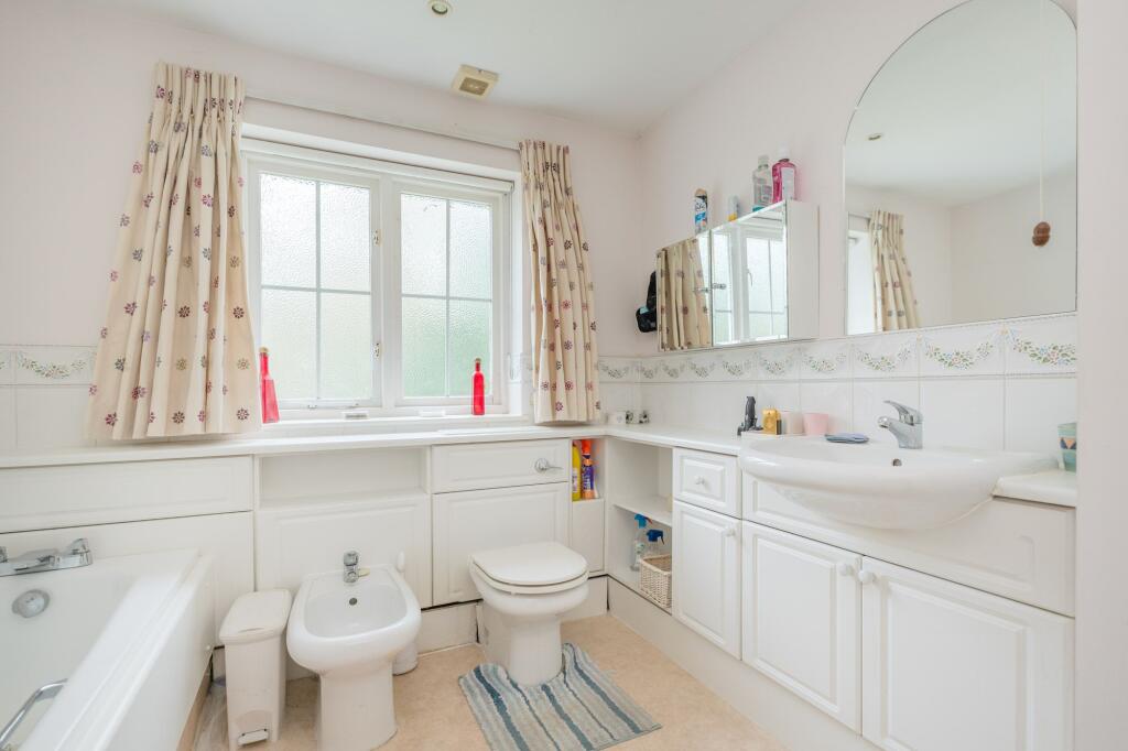 Ensuite to main bedroom