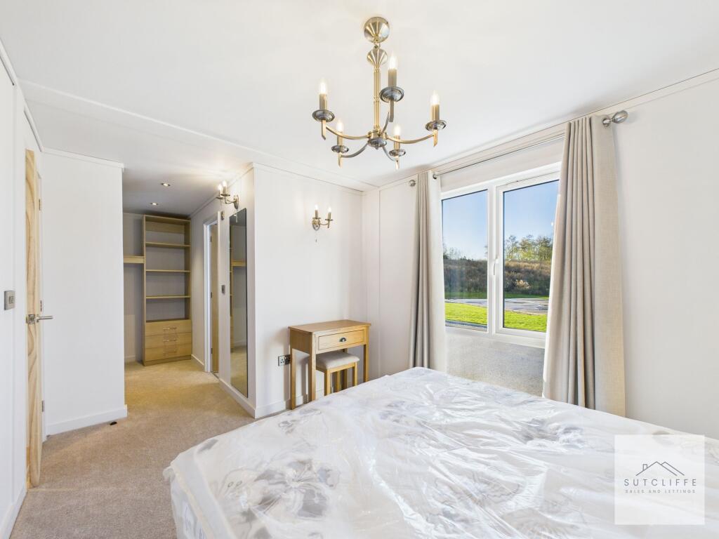 Primary Bedroom &amp; Walk In Wardrobe