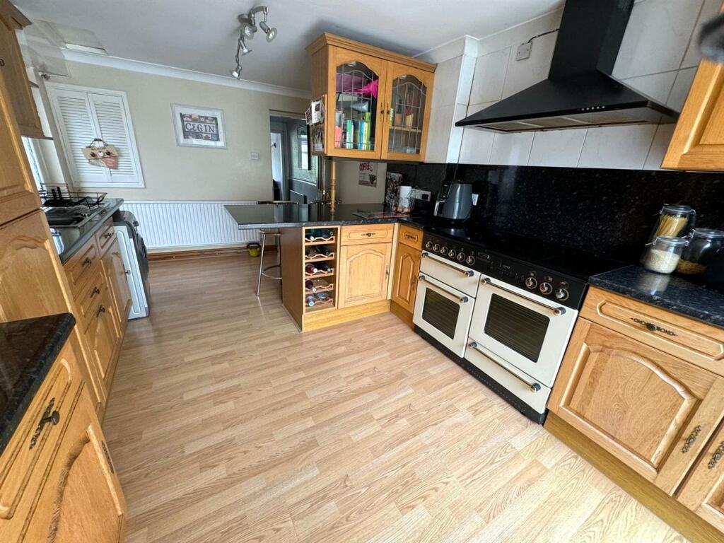 SPACIOUS KITCHEN