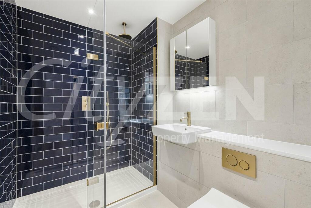 EN SUITE SHOWER ROOM