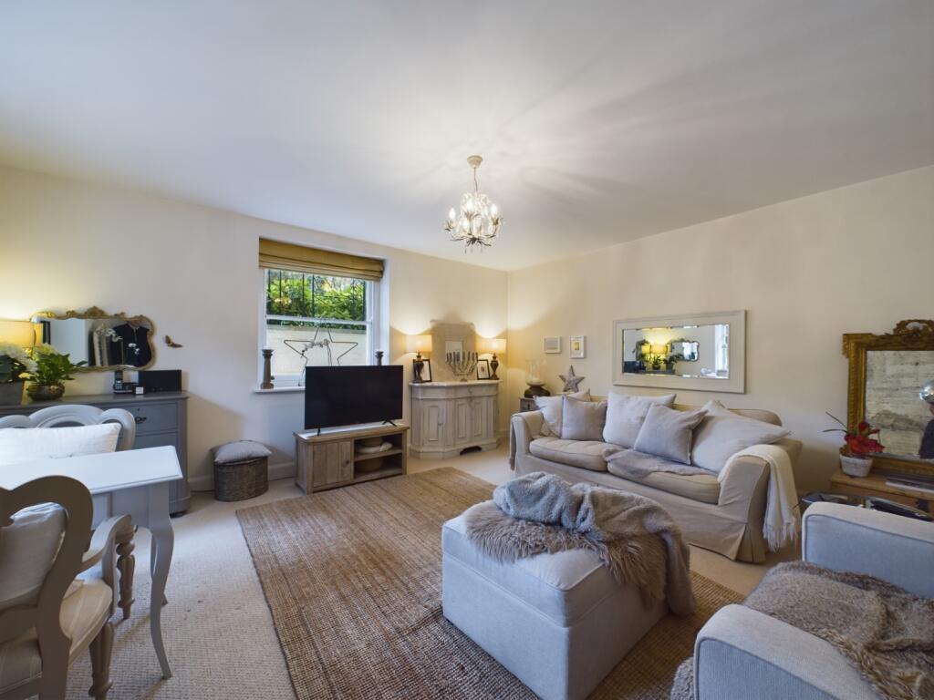 CAM01740G0-PR0289-STILL009