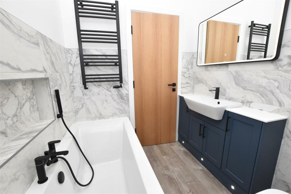 BATHROOM/WC