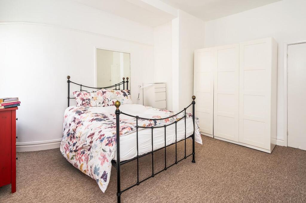 Second Floor Apartment, 14 Portland Place, Bath, B