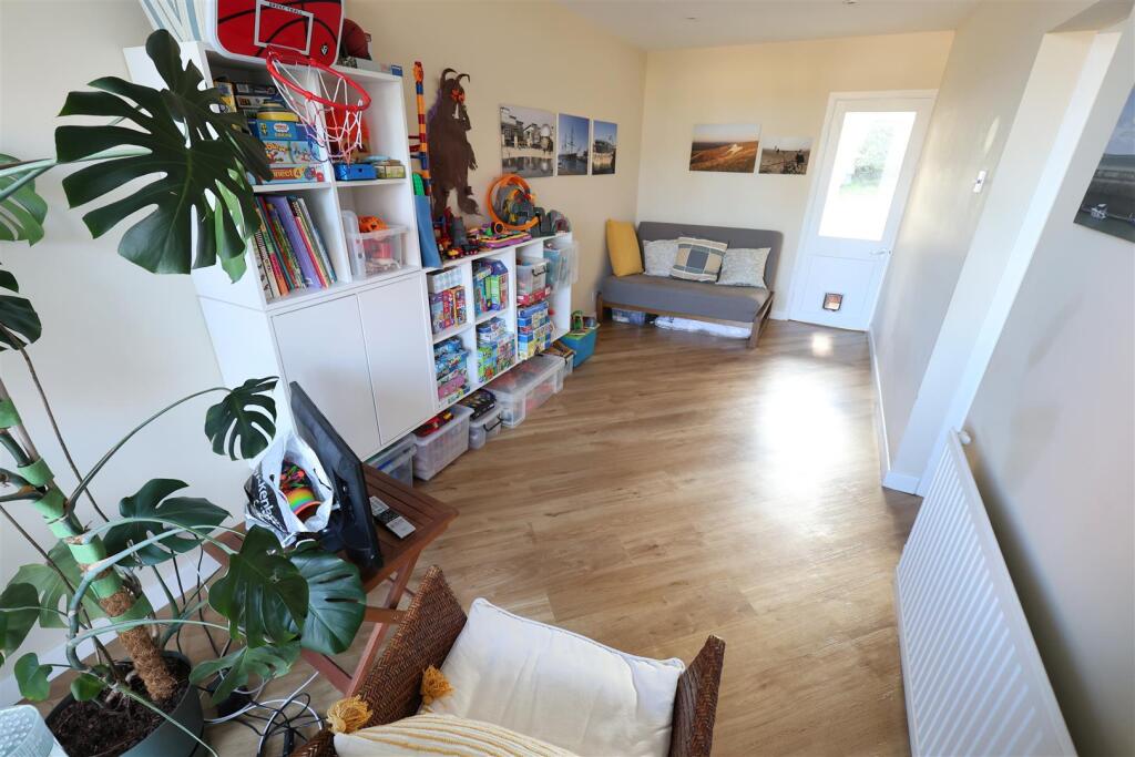 WD Sitting Room i.JPG