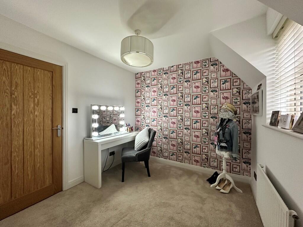 Bedroom 4 - dress...