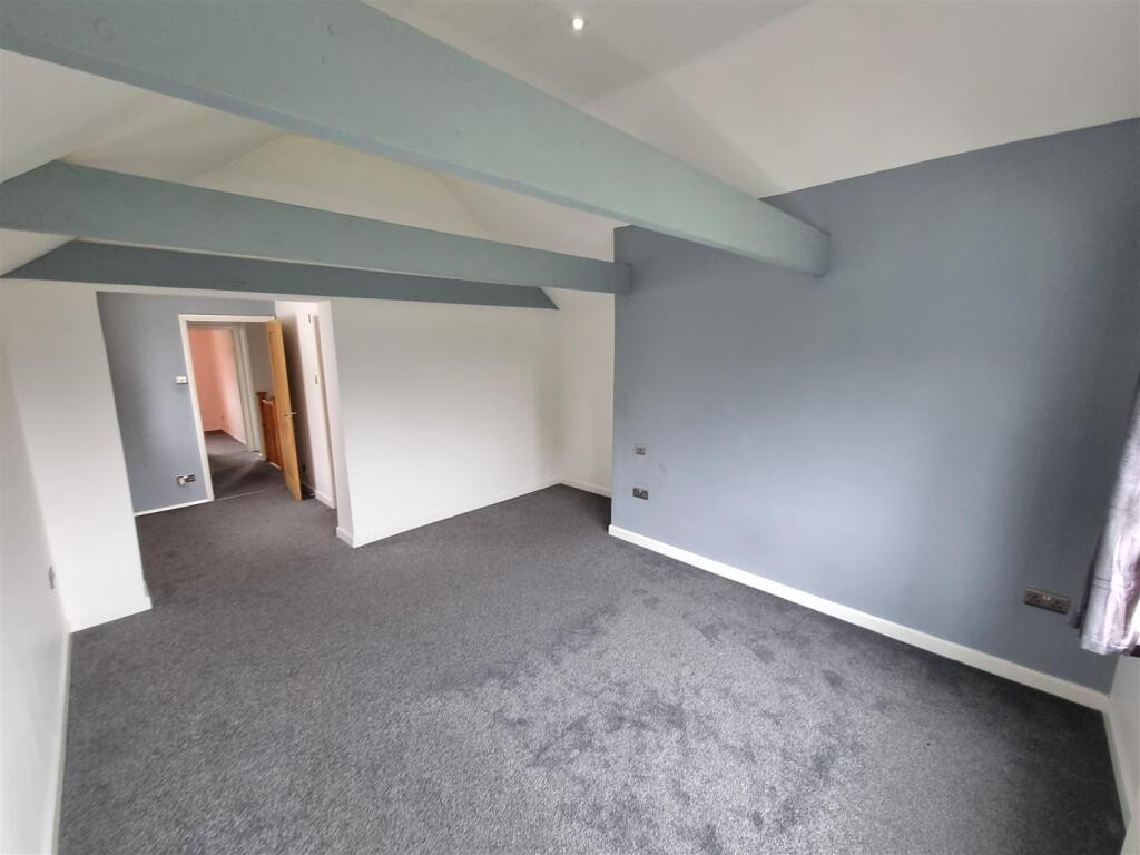 Bedroom 1.jpg