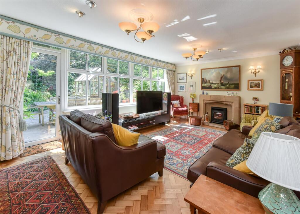 1 Castlecroft Lane-lounge.jpg