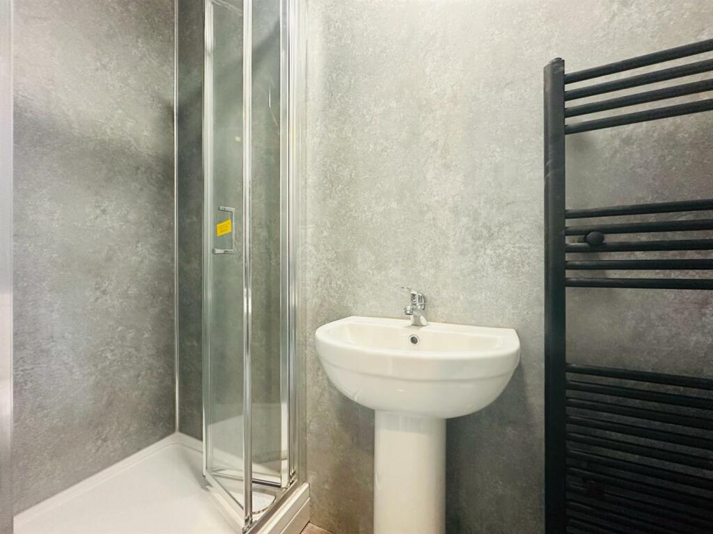 En-suite to bedroom 1