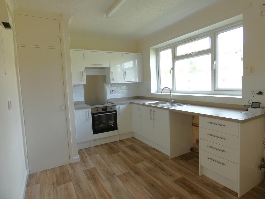 Pic 2 Kitchen (1).JPG