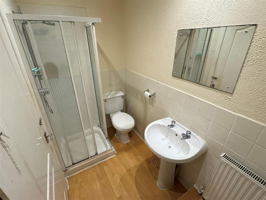 Flat 3, 32a Cliff Road Shower Room