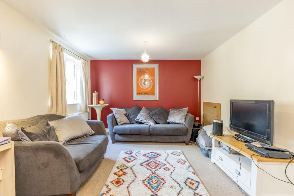 Living Room / Bed 5