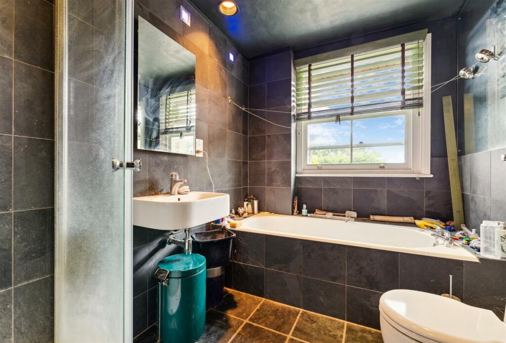 3.jpgbathroom topfloor.jpg