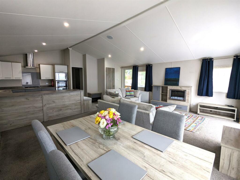 Open Plan Living 1.jpg