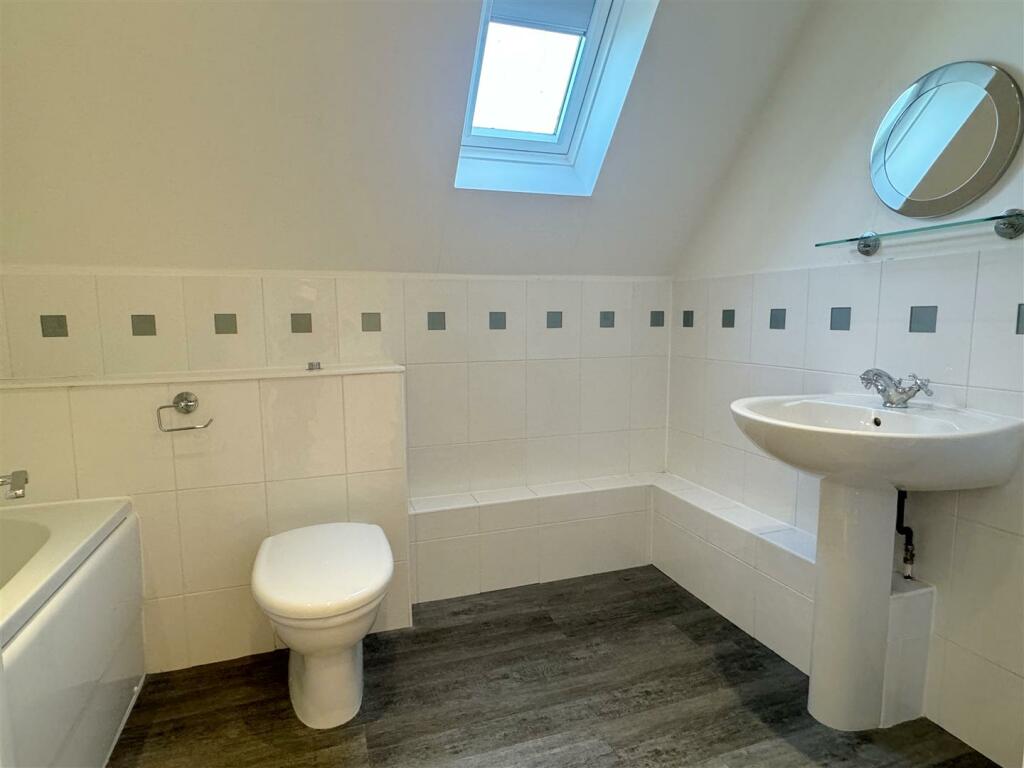 Bathroom 1.jpg