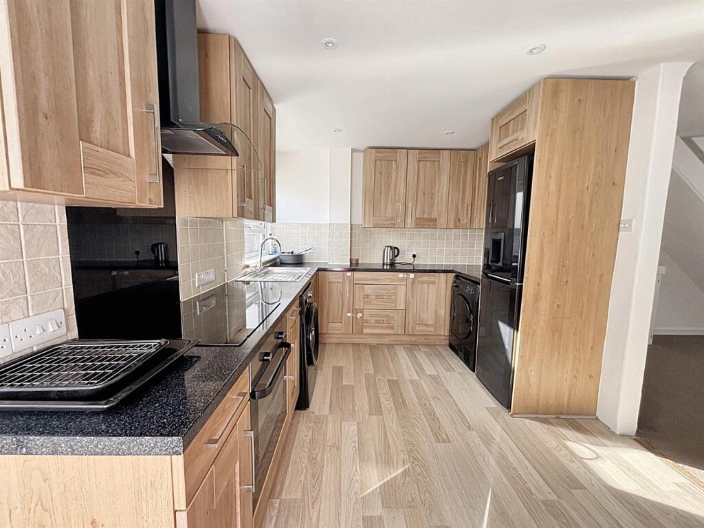 Kitchen 2.jpg