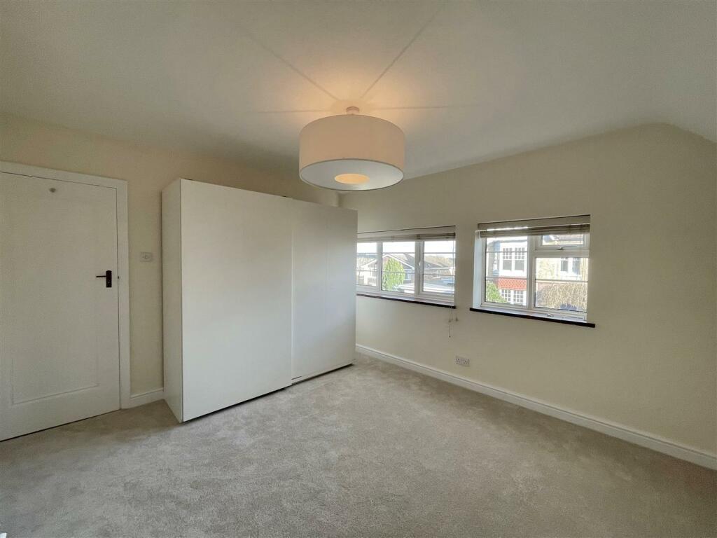 16CNorthRoad_MainBedroom.jpg