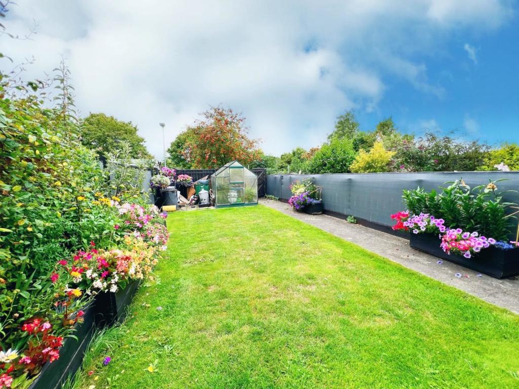 Front Garden 2.jpg